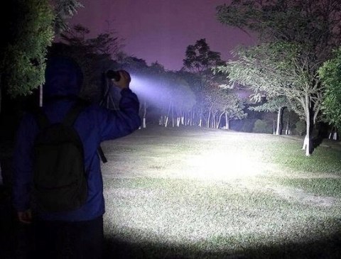 LATARKA SZPERACZ METALOWA BARDZO JASNA MOCNA CREE XHP90 AKUMULATOR USB